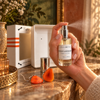Coffret boucles d’oreilles et vaporisateur en situation dans une chambre — collection d’âme
