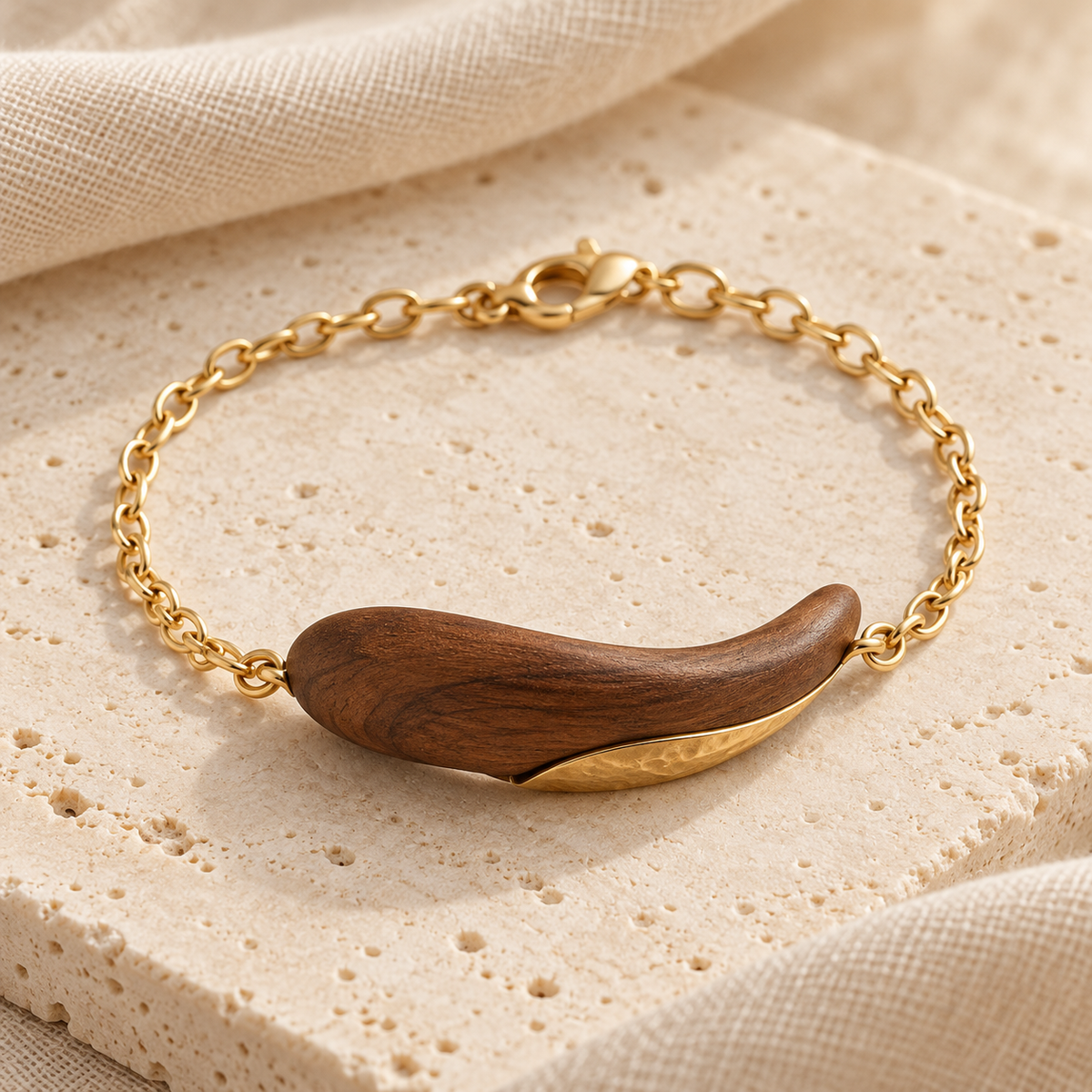L’Équilibre — Bracelet — bois et détails dorés sur travertin ivoire