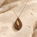 L’Essentielle — Collier — bois et détails dorés sur travertin ivoire