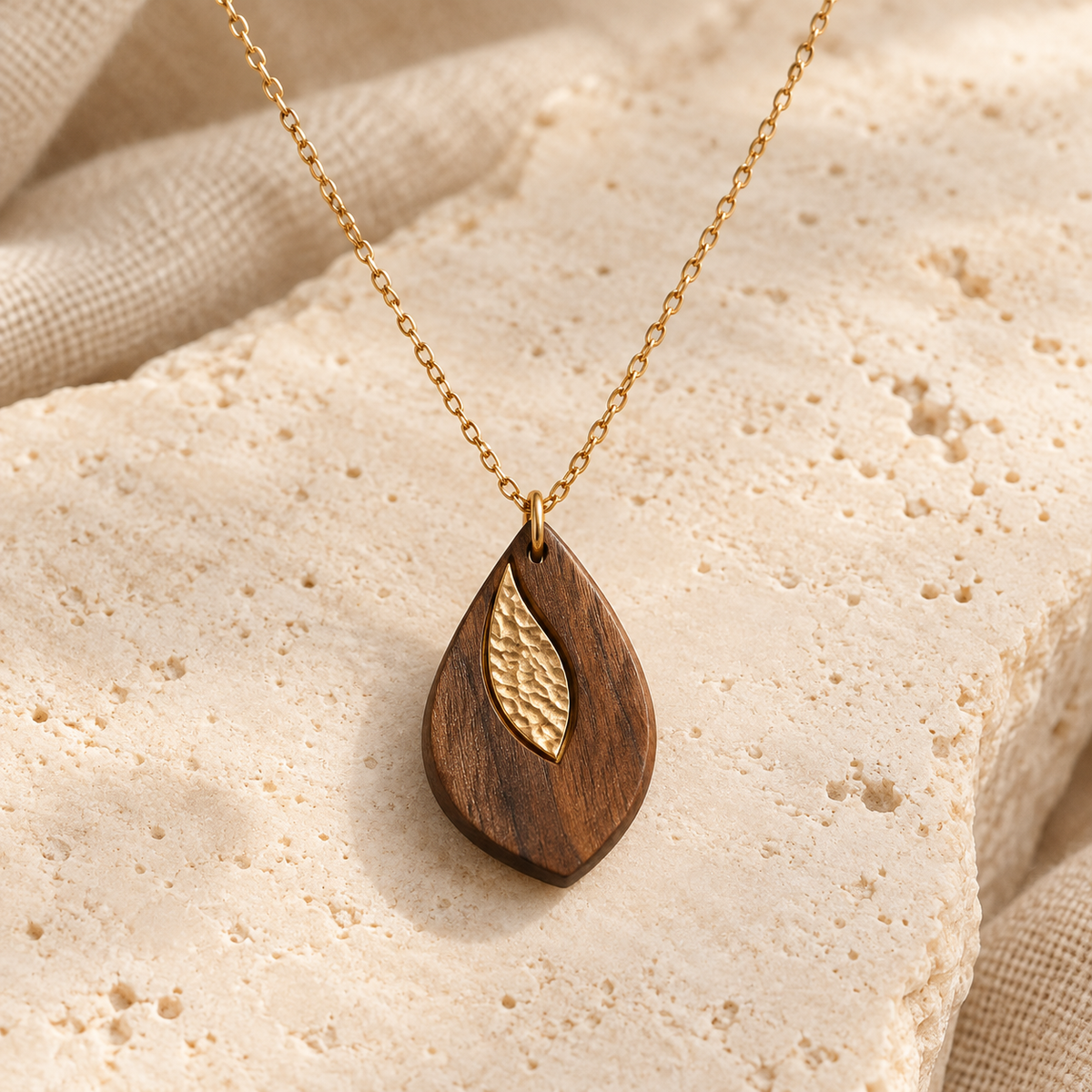 L’Essentielle — Collier — bois et détails dorés sur travertin ivoire