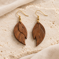 La Feuillue — Boucles d’oreilles — bois et détails dorés sur travertin ivoire