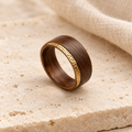 L’Intemporelle — Bague — bois et détails dorés sur travertin ivoire